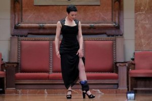 Это называется "скрытое ношение"??? Ствол скроется только в одном случает, если она на горшке сидеть будет, хотя нет, платье задирается и тоже его не скроет...  
Еще скрытнее только на лбу..