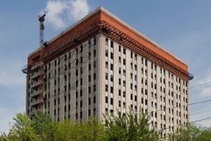 В центре Москвы вот такое торчит. Уже лет 30.