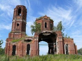 Церковь Рождества Божией Матери в селе Верховляны - каменная церковь в стиле эклектики с использованием мотивов древнерусского зодчества была построена здесь в конце XIX   начале XX вв.