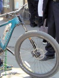 это не прикол, это велосипедная вилка Lefty "Око" (Ocho). кстати, велы коннандейл с такой вилкой стоят от 150к. рублей.