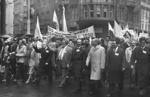 Одна из последних "правильных" первомайских демонстраций. В ней и я участвовал.