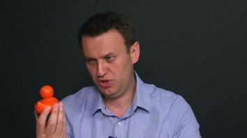 Как в нынешние времена, шел Ололошенько с уточкой и встретил малолетнего дурачка.
Дал Лолошенко дурачку уточку и сказал - иди собери таких митрофанушек и качай лодку. Но про донаты не забывайте...