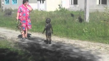 Австралийский подросток полез в грязь, чтобы спасти увязшего по уши кенгуренка