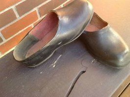 - Зато у нас галоши отличные. Намедни поп с колокольни упал, сам всмятку, а галоши как новые.