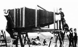 Вот почему фотокамера. Кстати первая кинокамера вовсе не камерой была, название перекочевало как раз ио фотокамеры с заменой корня слова