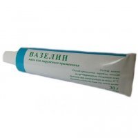 Матушка давно научила. Во всю кожаную обувь, хотя бы один-два раза в неделю, втирать обычный дешёвый косметический вазелин. Обувь носится дольше и вид новой сохраняет. Заломы точно появятся не скоро,т.к вазелин смягчает и защищает поверхность. Плюс, он отталкивает воду. Есть у меня туфли классические на работе, для сменки. Им 4 года уже, а как-будто всего месяц ношу. Спасибо вазелину.
Не реклама. Картинка из инэта для примера.