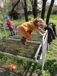 Мы детстве также прыгали, на металлических кроватях.