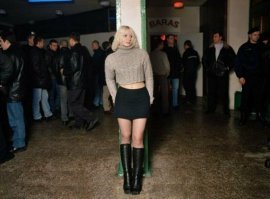 Пришли девчонки, 
Стоят в сторонке,
Платочки в руках теребя.
Потому что на 10 девчонок, 
По статистике 9 ребят.