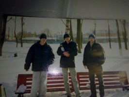 Что бы понимать, что я слушал а 90-е, нужно меня видеть в начале 2000-х))) (фото бывшая одногруппница прислала)
Я - в широких белых штанах и в безразмерном пухане))))
Конечно, во время Союза я не был на дискотеках, но в 90-е зажег. Мы тогда учились все танцевать брейк)) Сейчас с очень большей теплотой вспоминаю те времена))