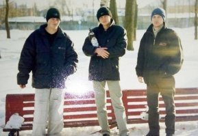 Ну, если уж крутил цвета и контраст в ФШ, то мог бы и откадрировать и перспективу исправить)) Мне то лень было, но раз посторонний человек занялся))
Вот так хотя бы. 
Тот что с бутылкой - оператор на местном телевидение, сейчас отец двойняшек-пацанов. Третий очень крутой дизайнер, ударник, долго играл в одной рок-группе. И я - холостяк, долбо*б, алкоголик и тунеядец))