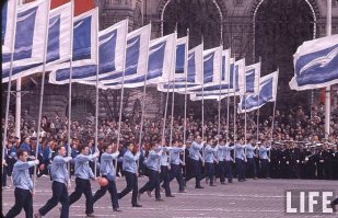 Вот Советские люди, а ты жиробаску откормленную либерастами и картинку для дебилов смог показать. Чмо.