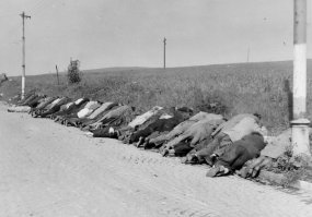 Чехословакия, 10 мая (!!!) 1945 года.
Расстрел "опасных немцев" чехами.
Как видим, по мнению чехов, немецкие женщины очень опасны.