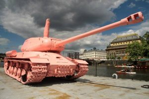 Отметим, что жители Праги до сих пор хранят благодарность советским воинам-освободителям. В память об этих сражениях в Праге был установлен монумент - танк ИС-2, который в 1990 году был перекрашен в розовый цвет, а на баню танка смонтировали оттопыренный палец.
В 2018 году группа чехов (переодетая в форму бойцов РККА) удалила "палец" и попыталась перекрасить танк в зеленый цвет, но их хулиганские действия были жестоко пресечены полицией.

Чехия поддерживает сохранение режима санкций в отношении России. Об этом заявил чешский вице-премьер-министр, министр иностранных дел Мартин Стропницкий во время встречи с украинским коллегой Павлом Климкиным в рамках 54-й Мюнхенской конференции (18.02.2018 года). 
Чешский премьер-министр Андрей Бабиш заявил, что введение Евросоюзом санкций в отношении России не является приоритетом для Чехии и Чехия не будет ни поддерживать ни требовать отмены санкций в отношении России (14.09.2018 года).