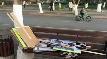 Интересно,у них как в России,по разнарядке выгнали,в супермаркете или на рынке купили портреты,прошлись и на мусорку скинули? Судя по тому,что формат фото,дизайн,палки практически у всех одинаковые,похоже что и там местные маргиналы под чью то дудку в благодарных потомков играют.Отличную идею превратили в цирк и позорище как и с георгиевской лентой.