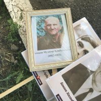 Интересно,у них как в России,по разнарядке выгнали,в супермаркете или на рынке купили портреты,прошлись и на мусорку скинули? Судя по тому,что формат фото,дизайн,палки практически у всех одинаковые,похоже что и там местные маргиналы под чью то дудку в благодарных потомков играют.Отличную идею превратили в цирк и позорище как и с георгиевской лентой.