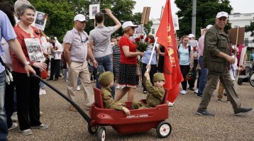 Более двух тысяч человек вышли на акцию "Бессмертный полк" в Нью-Йорке
