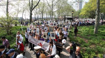 Более двух тысяч человек вышли на акцию "Бессмертный полк" в Нью-Йорке