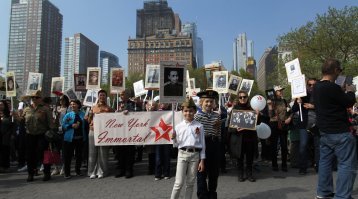 Более двух тысяч человек вышли на акцию "Бессмертный полк" в Нью-Йорке