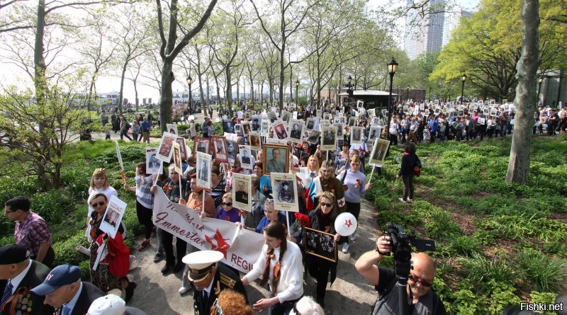 Более двух тысяч человек вышли на акцию "Бессмертный полк" в Нью-Йорке
