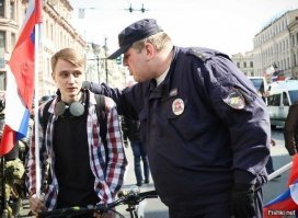 Хорошо, что бравые полицаи сумели достойно защитить праздник от всяких недовольных.