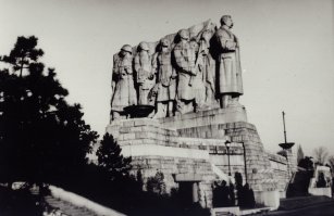 Самый большой памятник Сталину за пределами СССР поставили именно чехи. Причем по собственной инициативе и уже после смерти Сталина.
:)