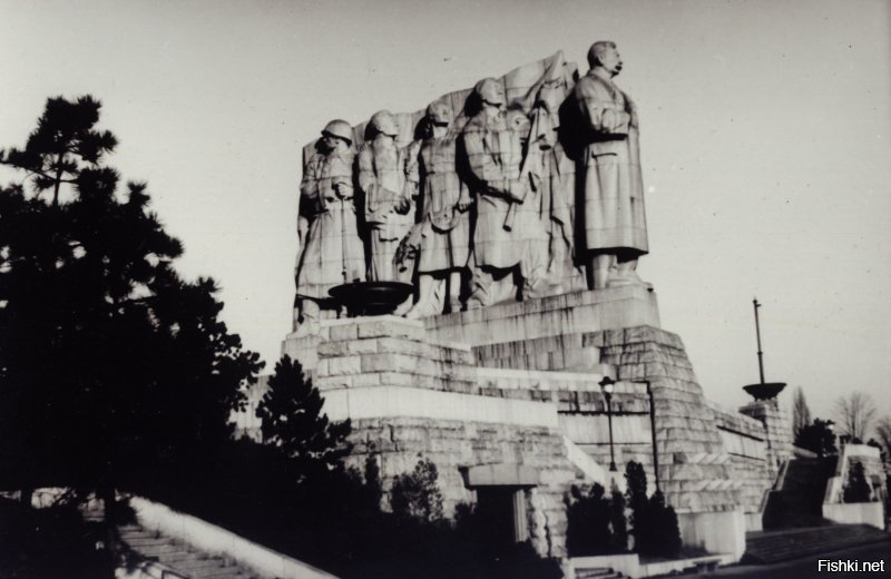 Самый большой памятник Сталину за пределами СССР поставили именно чехи. Причем по собственной инициативе и уже после смерти Сталина.
:)