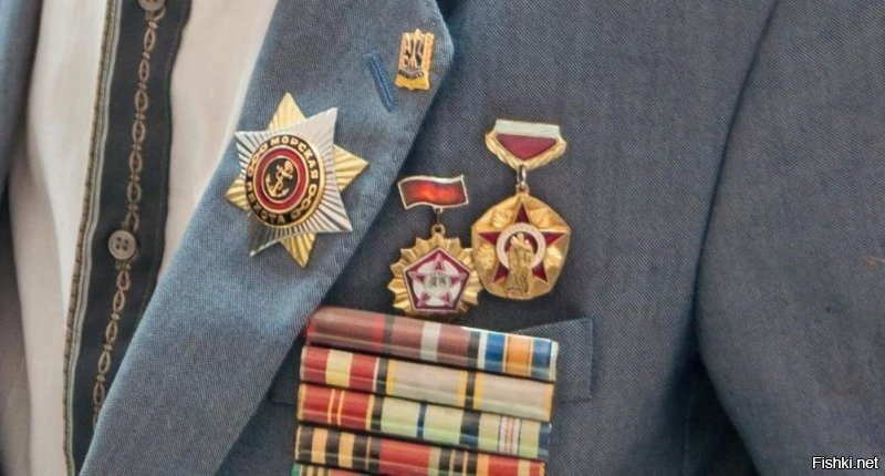 У меня сомнения про этого ветерана,в 97 лет так не выглядят.Ордена перепутаны -на груди одни, на колодках другие. Знак морская пехота причем?