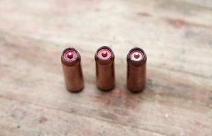 Вспомним про патрон СП-4! И глушитель не нужен!

Бесфланцевая гильза СП-4 полностью скрывает пулю цилиндрической формы, которая не выступает за передний срез гильзы. За пулей находится поршень без удлиненного толкателя, далее   пороховой заряд и капсюль в дне гильзы.

При выстреле поршень воздействует на пулю вплоть до её выхода из гильзы, но целиком заклинивается в дульце, не выдвигаясь дальше. После выстрела гильза автоматически извлекается из патронника и удаляется из оружия при движении затвора назад под действием отдачи, как гильза обычного патрона.

Пуля представляет собой сплошной цилиндр легированной стали, имеет медный ведущий поясок в головной части и в снаряженном состоянии полностью утоплена в гильзе патрона (заподлицо со срезом дульца гильзы).

За счет того, что поверхность пули механически не взаимодействует с внутренней поверхностью канала ствола   в нарезы врезается только ведущий поясок, расположенный в головной части пули,   нет необходимости в проталкивании пули по всей длине ствола пистолета. Достаточно, чтобы ведущий поясок прошел нарезную часть ствола. Донная часть пули при этом доводится поршнем до дульца гильзы.

Патроны СП-4 после выстрела
Патрон разработан для использования в бесшумном оружии, особенность конструкции заключается в отсечке пороховых газов внутри гильзы. Пулю толкает стальной поршень в гильзе, который затем упирается в сужение и не выходит наружу. После выстрела гильза травмоопасна, так как в ней остаются пороховые газы под высоким давлением до 100 МПа (обычно стравливаются в течение 20-30 мин, но иногда гильзы могут оставаться под давлением до полугода).

Патрон обеспечивает пробивание стального листа толщиной 2 мм на дальности до 25 метров. На этой же дальности армейский шлем СШ-68 пробивается насквозь.

Ниже СП-4 до и после выстрела.