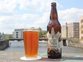 Bone Dusters Paleo Ale
В основе эля – дрожжи, приготовленные на основе полезных ископаемых, в которых были обнаружены останки кита. Не понятно, как кита туда занесло. Зато дегустаторы уверяют, что пиво очень вкусное: имеет золотистый цвет и фруктовый вкус, с нотами папайи и дыни. Говорят, эль – шикарное дополнении к бургеру вечером после тяжелого рабочего дня. Оно помогает бороться с депрессией.