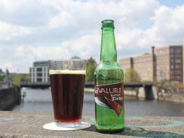 Havlur 2
В его приготовлении участвуют хмель, солод, дрожжи, и овечьи жаренные тестикулы. Наверное, за счет этого оно острое, едкое, и все равно невероятно вкусное. По крайней мере так утверждают те, кто таки решился попробовать напиток.