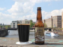 Beer Geek Brunch Weasel
В состав этого пива входят кофейные зерна, которые специально обученные люди с любовью и лаской добывают из цивет. Циветы (еще их называют виверры) – род хищных млекопитающих, обитающих в тропических странах Африки и Азии. Особенность этих животных – поедать кофейные ягоды.
Мы тоже поначалу подумали, что так владельцы кофейных плантаций мстят зверушкам за урон, нанесенный их хозяйству. Но нет. Все наоборот – фермеры благодарны циветтам за их помет, в котором находят все те же кофейные зерна. Последние, прошедшие через пищевой тракт циветы, собирают, слегка обжаривают, и варят из них кофе Копи Лювак (стоит на порядок дороже натурального зернового).
А недавно все тем же зернышкам нашли новое применение – их включают в рецепт приготовления пива. На выходе получается темный густой стаут, без пены, с ароматом эспрессо, овсяного печенья и сладко-горьким шоколадным послевкусием. Крепость – тоже не промах: 11%.