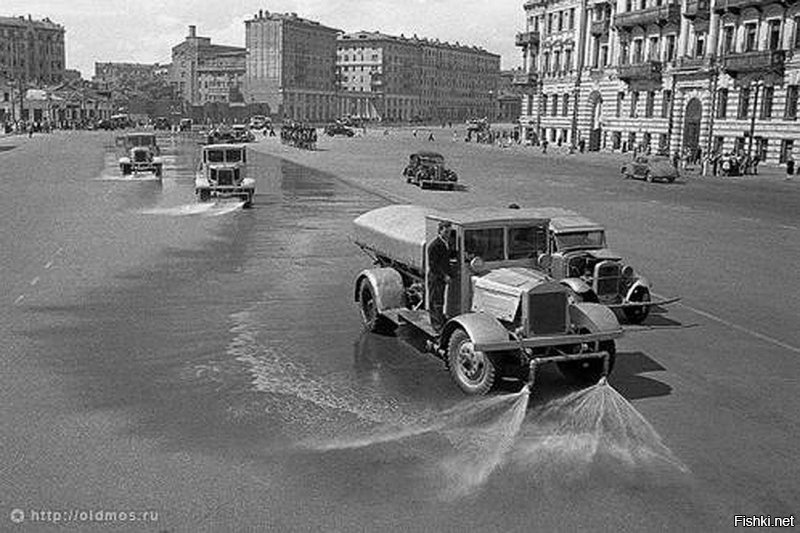 по мне, так тоже очень знаковое фото
"Закончился этот «вальс» большой генеральной уборкой: по улицам, где прошли немецкие солдаты, поехали поливальные машины, символически очищая Москву от «грязи»"