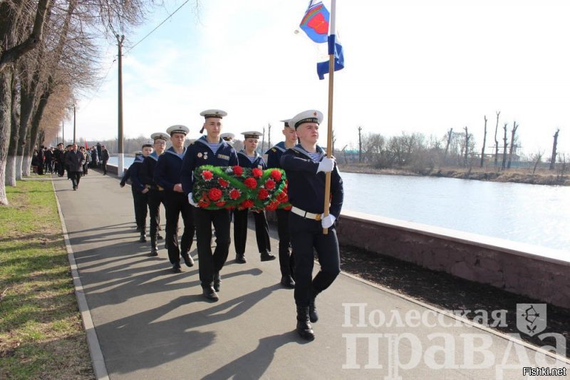 В школе нужно было лучше учится, в Беларуси всегда был флот, "река-море", много судоходных рек впадающих в Балтийское и Черное море например...   
До сих пор осталось несколько боевых частей в которых служат белорусские моряки, но сейчас в основном это  связь, которая помогает решать важные задачи россиянам. 

 ps.  (43-й узел связи ВМФ России «Вилейка» (радиостанция «Антей», RJH69)   узел связи, обеспечивающий связь на сверхдлинных волнах Главного штаба ВМФ России с атомными подводными лодками, несущими боевое дежурство в районах Атлантического, Индийского и частично Тихого океанов. Также проводит радиотехническую разведку и радиоэлектронную борьбу и работает в интересах других видов Вооруженных Сил и родов войск: РВСН, ВВС, Космических войск и т. д., передавая в эфир сигналы эталонного времени в рамках проекта «Бета». Расположен в Беларуси, в 10 км к западу от города Вилейка