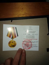 Да так и было, но только для тех кто с 1941 года, 15 лет отслужил... А тут, имеем якобы деда дембельнувшегося в 1948, ну какой Орден по выслуге лет, а?
У моей жены брат, контрактник, не побывал Вна(ага =) ), вот из Сирии вернулся, разведчик, мне футболочки разведосовской тематики задарить пытался, контузии видать... Я ему объясняю, что так как не имею отношения к войсковой разведки, то даже футболки с такой тематикой не одену, ведь могут спросить откуда такие вещи и где служил, а мне не чего будет ответить, вот и не взял. А тут дед Орден Красной звезды, в планке нацепил, лет 25 назад выхватил бы в морду на любом параде, в любом городе РСФСР. 
А вот фоточки для пруфов: