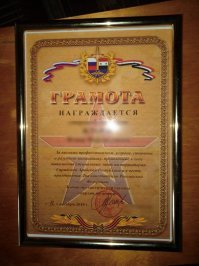 Да так и было, но только для тех кто с 1941 года, 15 лет отслужил... А тут, имеем якобы деда дембельнувшегося в 1948, ну какой Орден по выслуге лет, а?
У моей жены брат, контрактник, не побывал Вна(ага =) ), вот из Сирии вернулся, разведчик, мне футболочки разведосовской тематики задарить пытался, контузии видать... Я ему объясняю, что так как не имею отношения к войсковой разведки, то даже футболки с такой тематикой не одену, ведь могут спросить откуда такие вещи и где служил, а мне не чего будет ответить, вот и не взял. А тут дед Орден Красной звезды, в планке нацепил, лет 25 назад выхватил бы в морду на любом параде, в любом городе РСФСР. 
А вот фоточки для пруфов: