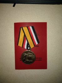 Да так и было, но только для тех кто с 1941 года, 15 лет отслужил... А тут, имеем якобы деда дембельнувшегося в 1948, ну какой Орден по выслуге лет, а?
У моей жены брат, контрактник, не побывал Вна(ага =) ), вот из Сирии вернулся, разведчик, мне футболочки разведосовской тематики задарить пытался, контузии видать... Я ему объясняю, что так как не имею отношения к войсковой разведки, то даже футболки с такой тематикой не одену, ведь могут спросить откуда такие вещи и где служил, а мне не чего будет ответить, вот и не взял. А тут дед Орден Красной звезды, в планке нацепил, лет 25 назад выхватил бы в морду на любом параде, в любом городе РСФСР. 
А вот фоточки для пруфов: