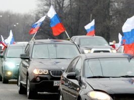 Если бы какой нибудь солдат ВОВ вдруг оказался здесь сейчас, он бы подумал что СССР проиграл в войне - вокруг немецкие машины и власовские флаги