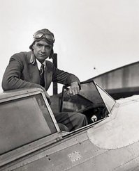 Хауард Хьюз, (24-12-1905   5-4-1976)   американский предприниматель, инженер, пионер авиации, режиссёр, продюсер. В конце 1960-х годов Хьюз считался обладателем первого или второго (после Пола Гетти) состояния в США, оценивавшегося, по разным источникам, в 1,4 - 2 млрд долларов. Среди крупнейших компаний, в разные годы входивших в холдинг Хьюза: Hughes Tool Company, Hughes Aircraft, AirWest, Hughes Helicopters, TWA, HHMI, RKO Pictures. 

Февраль 1976 года Хьюз встретил в Акапулько, в отеле Princess. Присматривал за ним мормон Чак Уолдрон, один из немногих приближенных. В отдельные дни Говард принимал до 481 мг кодеина в день (при максимально разрешённой дозе до 240 мг). Состояние его оценивалось как близкое к коматозному. В начале апреля положение резко ухудшилось: больной перестал принимать жидкость и пищу, почти не просыпался. 3 апреля его не смогли разбудить и зрачки не реагировали на свет. Как вспоминал один из личных врачей магната, примерно за день до смерти Хьюз очнулся и попытался сделать себе внутривенную инъекцию. Его последние слова были «пожалуйста, помоги мне» (please help me). Прибывшие местные врачи провели осмотр и сделали анализы. Обычно Хауард никому не позволял трогать себя, не то что брать кровь, но сейчас он был в бессознательном состоянии. Доктор Монтемайор был удивлён тем, что полуживой затворник до сих пор не госпитализирован, и распорядился немедленно транспортировать его для оказания более квалифицированной помощи в Мехико или в США. Предположительный диагноз: диабетическая кома. В окружении умирающего было четыре доктора и несколько медсестёр, но приближенные Хьюза, которым запрещалось с ним разговаривать, пока он сам не обратится, пребывали в замешательстве. О перелёте в США позаботился Джек Риал.

Скончался Говард Хьюз 5 апреля 1976 года, на борту самолета, который вёз его из Акапулько в родной город, в Методистский госпиталь Хьюстона[en]. Самолёт встречали представители ФБР. С умершего пришлось снять отпечатки пальцев, так как никто не мог его уверенно опознать. В момент смерти Хьюз находился в крайнем истощении и обезвоживании. При росте 6 футов 2 дюйма (188 см) он весил около 93 фунтов (38 кг). Вскрытие показало, что причиной смерти стал отказ функции почек. Также были обнаружены следы вторичного сифилиса. Осмотр и рентгенограмма показали многочисленные следы внутривенных инъекций и обломки игл, оставшихся под кожей.