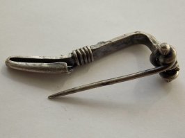 Булавка (фибула) древнейших времён (на фото например 2000-летняя). 
Самая простая конструкция (были очень сложные и красивые.