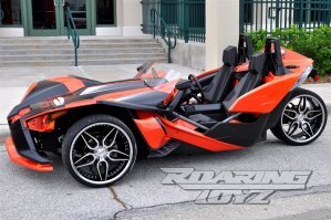 Трехколесный роадстер Porlaris Slingshot, если интересно.