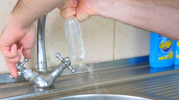 Хех, это же отличнейший прижим для брызгалки был!
Брали ластик, всередине делали дырку и протягивали пипетку (чтоб торчало не больше 1см спереди), на нижней части резинку накрепко мотали ниткой. 
Затем ластик к крану прижимали, наполняли пипетку водой и брызгали девчёнок)