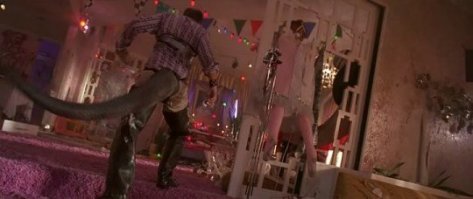 12 номер не просто хвост. Это для поклонников "Страха и ненависти в Лас-Вегасе" ;)