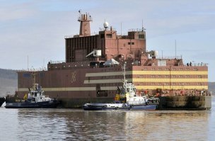 Фотографии с постов 7.05, 4.05, 25.04, 24.04... Если смотреть все эти "новости" подряд, перед глазами будет мешанина фотографий, которые часто дублируются. "Новости" размазываются порциями, комбинируются, разбавляются, по-разному комментируются. Пускается пыль в глаза, создается иллюзия постоянного созидания.
Большая часть материала посвящена незначительным событиям, например, ремонту маленького моста. Ферма на 100 голов КРС, пару новых детсадов (на фоне сотен закрывшихся). Тут полицаям передали две машины, тут открыли ФАП в виде строительной бытовки. Обязательно побряцаем оружием (модернизированным из советских образцов), обязательно расскажем об увеличении золотого запаса. Про новые больницы упомянем (в которые смерд хер пробьется). Порадуемся успехам крупных холдингов. 
В общем, радуемся за государство. Вернее, за его хозяев.