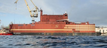 Фотографии с постов 7.05, 4.05, 25.04, 24.04... Если смотреть все эти "новости" подряд, перед глазами будет мешанина фотографий, которые часто дублируются. "Новости" размазываются порциями, комбинируются, разбавляются, по-разному комментируются. Пускается пыль в глаза, создается иллюзия постоянного созидания.
Большая часть материала посвящена незначительным событиям, например, ремонту маленького моста. Ферма на 100 голов КРС, пару новых детсадов (на фоне сотен закрывшихся). Тут полицаям передали две машины, тут открыли ФАП в виде строительной бытовки. Обязательно побряцаем оружием (модернизированным из советских образцов), обязательно расскажем об увеличении золотого запаса. Про новые больницы упомянем (в которые смерд хер пробьется). Порадуемся успехам крупных холдингов. 
В общем, радуемся за государство. Вернее, за его хозяев.