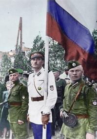Атрибутика пособников фашистов с почетом носится по Красной площади, зато Мавзолей, к подножию которого бросали знамена поверженных фашистских дивизий, драпируется тряпкой!