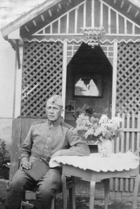 Мой дедушка, командир расчета крупнокалиберного пулемёта, 2-го мая 1945 года в австрийских Альпах, через две недели после боя, за который представили к "Красной Звезде", а дали "За отвагу"... Спасибо тебе, дед! Ты герой!
