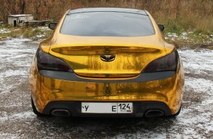 :) Не так и много понтов.  Это корейская пленка стоимостью 2400 за метр.  На этот авто ушло около 25 квадратных метров пленки.  все работы  по обклейке  -  от 30 до40 тыс.  рублей. 

Я в такую тоже обклеивал.  И тянется на удивление неплохо,  и достаточно ударопрочная на сколы. Но на изгибах, конечно намного сложнее, чем обычные литые виниловые пленки.  :) Сноровка и опыт нужны все-таки.