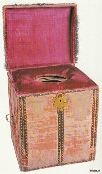 Даже замочек предусмотрен, чтобы королевское говно не писдили аристократы!