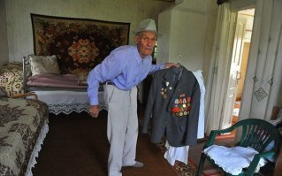 Свалили в общую кучу разные фотографии, типа все плохо и просрали.
Зацепила фотография этого дедушки.
Недавно про него читал - дедок в 90 лет полон позитива, живет в свою радость. Вот вынес пиджак с медалями похвастаться корреспонденту.
А тут его в несчастные записали...

По остальным фото полагаю тоже есть свои нежданчики.

Автору топика минус за говнонаброс.