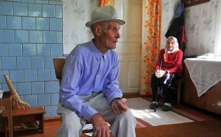 Живет чисто и  опрятно с супругой, старушкой.
Дети, внуки навещают